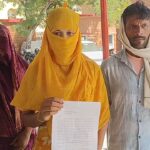 जालौन में एसपी कार्यालय के बाहर खड़ी न्याय की गुहार लगाती व्यथित रेप पीड़िता और उसका परिवार, बैकग्राउंड में पुलिस मुख्यालय की झलक