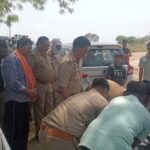 जालौन में दिल दहला देने वाली वारदात: किसान ने खेत पर पेट्रोल डालकर खुद को लगाई आग, अस्पताल ले जाते समय रास्ते में तोड़ा दम जालौन के मऊ खुर्द गांव में घटनास्थल की जांच करती सिरसकलार थाना पुलिस और फोरेंसिक टीम, पास में खड़ी उत्तर प्रदेश पुलिस की गाड़ी और गमगीन ग्रामीण