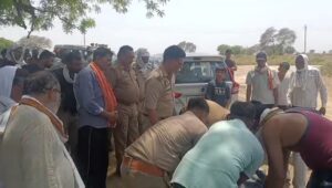 जालौन के मऊ खुर्द गांव में घटनास्थल की जांच करती सिरसकलार थाना पुलिस और फोरेंसिक टीम, पास में खड़ी उत्तर प्रदेश पुलिस की गाड़ी और गमगीन ग्रामीण