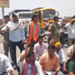 जालौन में भड़का जनआक्रोश: सदर विधायक गौरीशंकर वर्मा के खिलाफ पाल समाज ने खोला मोर्चा, मवई चौराहे पर किया जोरदार चक्काजाम जालौन के उरई में मवई चौराहे पर चक्काजाम कर प्रदर्शन करते पाल समाज के आक्रोशित लोग और सुरक्षा व्यवस्था संभालती उत्तर प्रदेश पुलिस