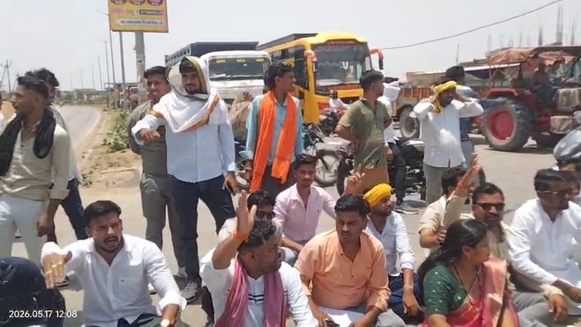 जालौन के उरई में मवई चौराहे पर चक्काजाम कर प्रदर्शन करते पाल समाज के आक्रोशित लोग और सुरक्षा व्यवस्था संभालती उत्तर प्रदेश पुलिस