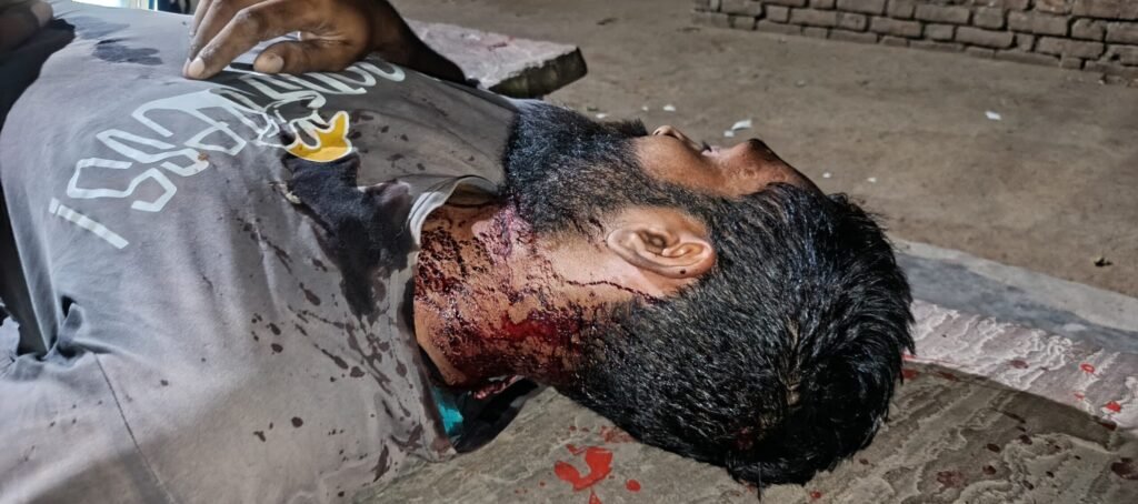जालौन के कोंच में पारिवारिक विवाद के बाद घायल अवस्था में अस्पताल ले जाया जाता पीड़ित और जांच में जुटी पुलिस की प्रतीकात्मक तस्वीर।