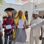 शीर्षक: जालौन में दबंगों का दुस्साहस: ग्राम प्रधान की मिलीभगत से सार्वजनिक कुएं पर किया अवैध कब्जा, ग्रामीणों ने जिलाधिकारी से लगाई न्याय की गुहार जालौन के कालपी तहसील अंतर्गत ग्राम बारा में सार्वजनिक कुएं की भूमि पर हुए अवैध निर्माण को दिखाते हुए आक्रोशित ग्रामीण और जिलाधिकारी कार्यालय में शिकायती पत्र सौंपते ग्रामीण।
