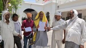 जालौन के कालपी तहसील अंतर्गत ग्राम बारा में सार्वजनिक कुएं की भूमि पर हुए अवैध निर्माण को दिखाते हुए आक्रोशित ग्रामीण और जिलाधिकारी कार्यालय में शिकायती पत्र सौंपते ग्रामीण।