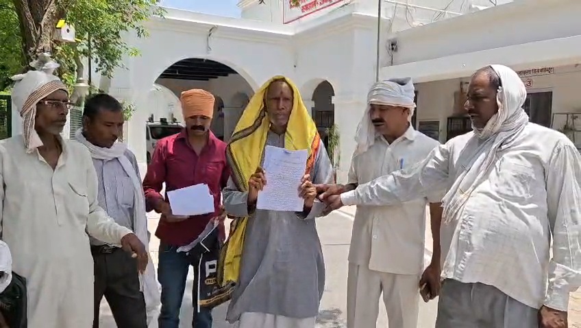 शीर्षक: जालौन में दबंगों का दुस्साहस: ग्राम प्रधान की मिलीभगत से सार्वजनिक कुएं पर किया अवैध कब्जा, ग्रामीणों ने जिलाधिकारी से लगाई न्याय की गुहार news image जालौन के कालपी तहसील अंतर्गत ग्राम बारा में सार्वजनिक कुएं की भूमि पर हुए अवैध निर्माण को दिखाते हुए आक्रोशित ग्रामीण और जिलाधिकारी कार्यालय में शिकायती पत्र सौंपते ग्रामीण।