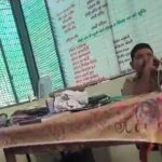 उरई की गल्ला मंडी पुलिस चौकी में कुर्सी पर बैठकर मेज (टेबल) पर पैर रखे हुए चौकी इंचार्ज अमित चतुर्वेदी, और सामने अपनी शिकायत लेकर खड़ी असहाय फरियादी महिलाएं