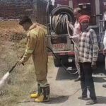 जालौन: ट्रांसफार्मर की चिंगारी से सूखे कचरे में भड़की भीषण आग; विद्युत केबल जलकर खाक, आधे गांव में छाए अंधेरे के बादल जालौन के कोंच क्षेत्र में एक बिजली ट्रांसफार्मर के पास सूखे कचरे के ढेर से उठती भीषण आग की लपटें और काला धुआं, ग्रामीण और दमकलकर्मी आग बुझाने का प्रयास करते हुए।