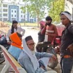 जालौन के सिरसाकलार क्षेत्र के नगरी गांव में पेड़ के नीचे मृत मिले मजदूर के शव के पास जुटी ग्रामीणों और पुलिस बल की तस्वीर, जहां रोते-बिलखते परिजन और जांच करते पुलिस अधिकारी नजर आ रहे हैं।