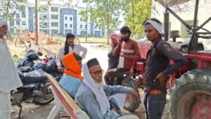 जालौन के सिरसाकलार क्षेत्र के नगरी गांव में पेड़ के नीचे मृत मिले मजदूर के शव के पास जुटी ग्रामीणों और पुलिस बल की तस्वीर, जहां रोते-बिलखते परिजन और जांच करते पुलिस अधिकारी नजर आ रहे हैं।