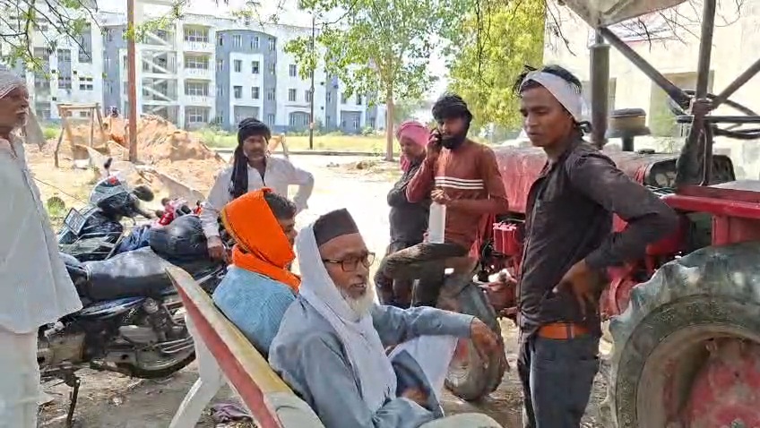 जालौन के सिरसाकलार क्षेत्र के नगरी गांव में पेड़ के नीचे मृत मिले मजदूर के शव के पास जुटी ग्रामीणों और पुलिस बल की तस्वीर, जहां रोते-बिलखते परिजन और जांच करते पुलिस अधिकारी नजर आ रहे हैं।