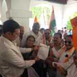 जालौन के उरई कलेक्ट्रेट परिसर में केंद्र सरकार के खिलाफ हाथों में तख्तियां और बैनर लेकर नारेबाजी करते कांग्रेस जिलाध्यक्ष अरविंद सिंह सेंगर और पार्टी कार्यकर्ता।
