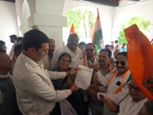 जालौन के उरई कलेक्ट्रेट परिसर में केंद्र सरकार के खिलाफ हाथों में तख्तियां और बैनर लेकर नारेबाजी करते कांग्रेस जिलाध्यक्ष अरविंद सिंह सेंगर और पार्टी कार्यकर्ता।