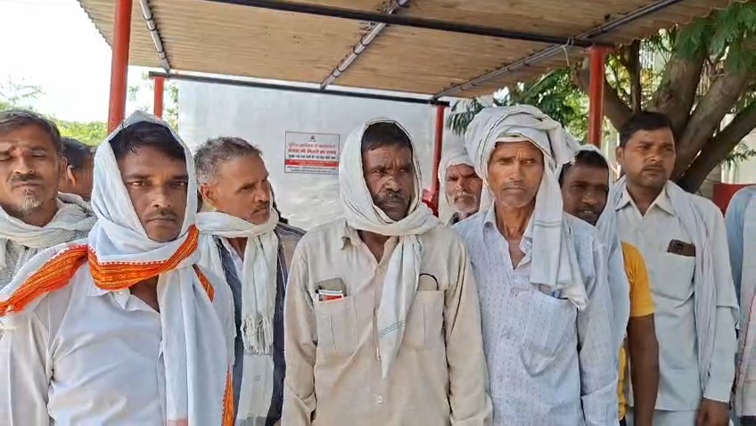 जालौन: शादी के मंडप की जगह थाने की चौखट पर पहुंचा पिता; शादी से ठीक पहले बेटी को भगा ले गया दबंग युवक, एसपी से न्याय की गुहार news image जालौन पुलिस अधीक्षक कार्यालय के बाहर न्याय की गुहार लगाता पीड़ित पिता, हाथ में प्रार्थना पत्र और चेहरे पर लाचारी के भाव।