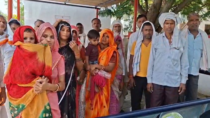 जालौन: शादी के मंडप की जगह थाने की चौखट पर पहुंचा पिता; शादी से ठीक पहले बेटी को भगा ले गया दबंग युवक, एसपी से न्याय की गुहार news image जालौन: शादी के मंडप की जगह थाने की चौखट पर पहुंचा पिता; शादी से ठीक पहले बेटी को भगा ले गया दबंग युवक, एसपी से न्याय की गुहार news image