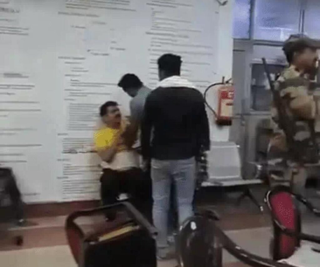 जालौन के राजकीय मेडिकल कॉलेज के इमरजेंसी वार्ड का बाहरी दृश्य जहाँ देर रात डॉक्टरों और तीमारदारों के बीच हुए विवाद के बाद भारी पुलिस बल तैनात है और सुरक्षाकर्मी स्थिति को संभालते हुए दिखाई दे रहे हैं।