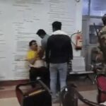 जालौन मेडिकल कॉलेज में शर्मसार हुई स्वास्थ्य व्यवस्था: भाजपा विधायक के फोन से भड़के जूनियर डॉक्टर, तीमारदारों को बेरहमी से पीटा; सीसीटीवी में कैद हुई लाइव गुंडागर्दी जालौन के राजकीय मेडिकल कॉलेज के इमरजेंसी वार्ड का बाहरी दृश्य जहाँ देर रात डॉक्टरों और तीमारदारों के बीच हुए विवाद के बाद भारी पुलिस बल तैनात है और सुरक्षाकर्मी स्थिति को संभालते हुए दिखाई दे रहे हैं।