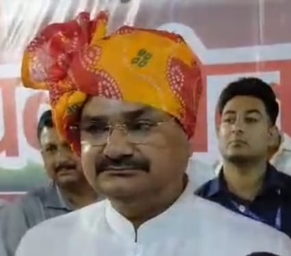 'सपा सरकार में सिखाते थे कट्टा चलाना और कब्जा करना, अब रात 12 बजे भी गुंडों की औकात नहीं'— जालौन के कोंच में बरसे मंत्री संजय सिंह गंगवार news image जालौन के कोंच में क्रिकेट प्रतियोगिता के उद्घाटन के दौरान मंच से जनता को संबोधित करते हुए उत्तर प्रदेश के गन्ना विकास राज्यमंत्री संजय सिंह गंगवार