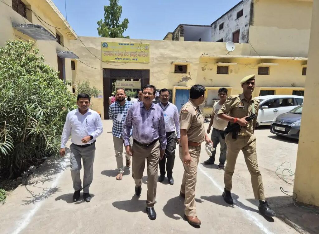 जालौन में लेखपाल मुख्य परीक्षा 2025 के दौरान परीक्षा केंद्र का औचक निरीक्षण करते जिलाधिकारी राजेश कुमार पाण्डेय और पुलिस अधीक्षक विनय कुमार सिंह, साथ में मुस्तैद सुरक्षा बल और सीसीटीवी मॉनिटरिंग रूम।