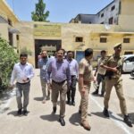 जालौन में लेखपाल मुख्य परीक्षा 2025 के दौरान परीक्षा केंद्र का औचक निरीक्षण करते जिलाधिकारी राजेश कुमार पाण्डेय और पुलिस अधीक्षक विनय कुमार सिंह, साथ में मुस्तैद सुरक्षा बल और सीसीटीवी मॉनिटरिंग रूम।