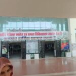 उरई मेडिकल कॉलेज में भारी बवाल: इलाज में देरी पर टोका तो जूनियर डॉक्टरों ने तीमारदारों को पीटा, गेट पर लगाया ताला; दोनों पक्षों पर FIR दर्ज उरई मेडिकल कॉलेज के मुख्य गेट पर तैनात भारी पुलिस बल और हंगामा करते डॉक्टरों व तीमारदारों की प्रतीकात्मक तस्वीर।
