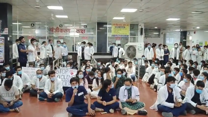 उरई मेडिकल कॉलेज में भारी बवाल: इलाज में देरी पर टोका तो जूनियर डॉक्टरों ने तीमारदारों को पीटा, गेट पर लगाया ताला; दोनों पक्षों पर FIR दर्ज news image