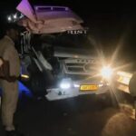 बुंदेलखंड एक्सप्रेसवे पर क्षतिग्रस्त हुई श्रद्धालुओं की मिनी बस और मौके पर राहत कार्य में जुटी पुलिस व स्थानीय लोग।