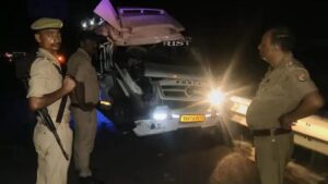 बुंदेलखंड एक्सप्रेसवे पर क्षतिग्रस्त हुई श्रद्धालुओं की मिनी बस और मौके पर राहत कार्य में जुटी पुलिस व स्थानीय लोग।