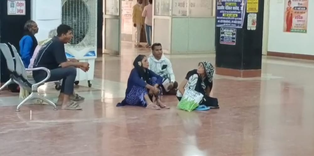 जालौन में बड़ा सियासी विस्फोट: व्यापारियों के बाद डॉक्टरों का हल्ला बोल, भाजपा विधायक से सीधे भिड़े जूनियर डॉक्टर; मेडिकल कॉलेज बना अखाड़ा news image