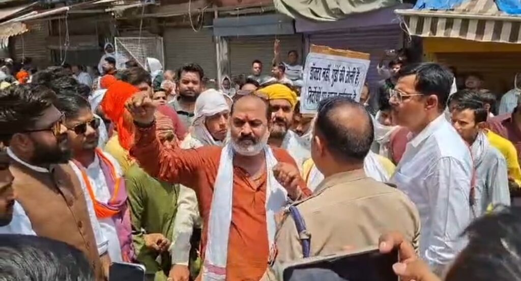उरई राजकीय मेडिकल कॉलेज परिसर में देर रात हाथों में मोमबत्तियां थामे, भाजपा विधायक गौरी शंकर वर्मा और पुलिस प्रशासन के खिलाफ नारेबाजी करते हुए आक्रोशित जूनियर डॉक्टरों का कैंडल मार्च प्रदर्शन