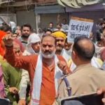जालौन में बड़ा सियासी विस्फोट: व्यापारियों के बाद डॉक्टरों का हल्ला बोल, भाजपा विधायक से सीधे भिड़े जूनियर डॉक्टर; मेडिकल कॉलेज बना अखाड़ा उरई राजकीय मेडिकल कॉलेज परिसर में देर रात हाथों में मोमबत्तियां थामे, भाजपा विधायक गौरी शंकर वर्मा और पुलिस प्रशासन के खिलाफ नारेबाजी करते हुए आक्रोशित जूनियर डॉक्टरों का कैंडल मार्च प्रदर्शन