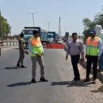 दस साल बाद फिर संकट में कालपी का ऐतिहासिक यमुना पुल; भारी वाहनों के लिए लगा नो-एंट्री का बोर्ड, एनएचएआई ने लागू किया मेगा डायवर्जन प्लान जालौन के कालपी में पुराने यमुना पुल का दृश्य, जहाँ NHAI के कर्मचारी मरम्मत कार्य कर रहे हैं और भारी वाहनों को रोकने के लिए बैरिकेडिंग व ट्रैफिक पुलिस तैनात है।