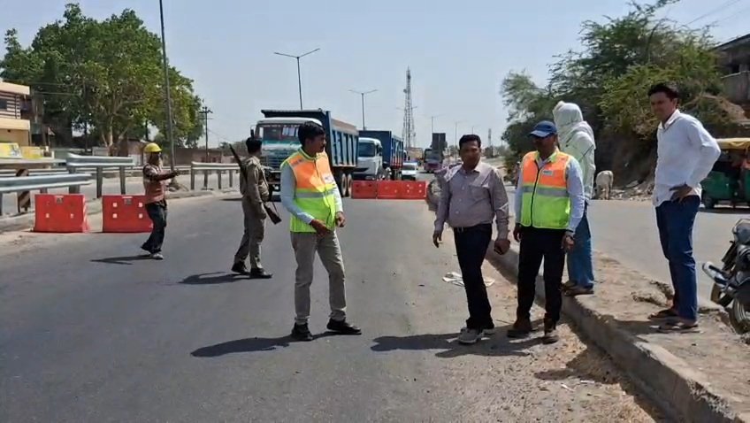 जालौन के कालपी में पुराने यमुना पुल का दृश्य, जहाँ NHAI के कर्मचारी मरम्मत कार्य कर रहे हैं और भारी वाहनों को रोकने के लिए बैरिकेडिंग व ट्रैफिक पुलिस तैनात है।
