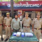 जालौन में आईपीएल सट्टा रैकेट का भंडाफोड़: माधौगढ़ पुलिस ने मुख्य सटोरिये को दबोचा, ₹3.22 लाख कैश बरामद; 5 फरार जालौन की माधौगढ़ कोतवाली पुलिस की गिरफ्त में आईपीएल मैच पर ऑनलाइन सट्टा लगाने वाला मुख्य आरोपी पवन मिसुरिया, जिसके सामने टेबल पर बरामद कैश और मोबाइल फोन रखा है।