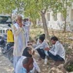 उत्तर प्रदेश के जालौन जिले में खेत पर लगे पेड़ से एक किसान का शव लटकने के बाद घटनास्थल पर जुटी ग्रामीणों और डकोर थाना पुलिस की भीड़।