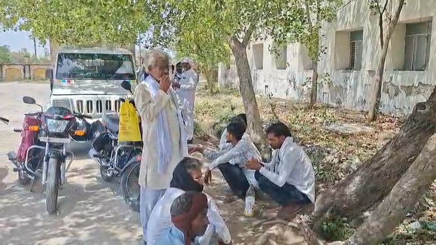 उत्तर प्रदेश के जालौन जिले में खेत पर लगे पेड़ से एक किसान का शव लटकने के बाद घटनास्थल पर जुटी ग्रामीणों और डकोर थाना पुलिस की भीड़।