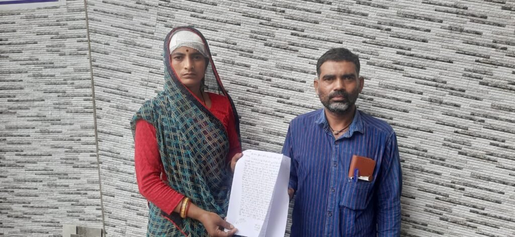 जालौन के डकोर थाना क्षेत्र के चिल्ली गांव में पारिवारिक हमले में घायल पति-पत्नी, जो न्याय की मांग के लिए पुलिस अधीक्षक कार्यालय पहुंचे हैं।