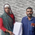 जालौन में पारिवारिक विवाद ने लिया हिंसक रूप: पति-पत्नी पर लोहे की रॉड से जानलेवा हमला, डकोर पुलिस पर गंभीर धाराओं को बदलने का आरोप जालौन के डकोर थाना क्षेत्र के चिल्ली गांव में पारिवारिक हमले में घायल पति-पत्नी, जो न्याय की मांग के लिए पुलिस अधीक्षक कार्यालय पहुंचे हैं।