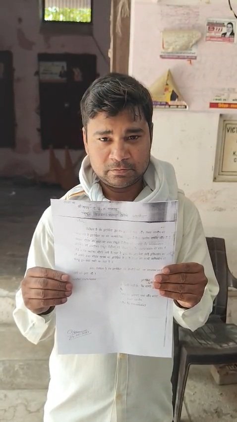जालौन के कोंच तहसील परिसर का बाहरी दृश्य जहाँ कोतवाली के पास स्थित एक दुकान से बिजली का मीटर चोरी हो गया।