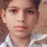 जालौन में दर्दनाक हादसा: नदी में नहाते समय गहरे पानी में जाने से किशोर की डूबकर मौत, दोस्तों की कोशिशें नाकाम, परिवार में पसरा मातम जालौन के परासन गाँव में नदी के किनारे खड़ी पुलिस और स्थानीय ग्रामीणों की भीड़, पृष्ठभूमि में बहती नदी और रोते-बिलखते परिजन।