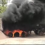 जालौन में बड़ा हादसा: मौरंग खाली करते समय हाईटेंशन लाइन की चपेट में आया डंपर, धूं-धूं कर जला; मची अफरा-तफरी जालौन के माधौगढ़ में हाईटेंशन लाइन की चपेट में आने के बाद धूं-धूं कर जलता हुआ मौरंग से भरा डंपर और मौके पर बुझाती फायर ब्रिगेड की टीम।