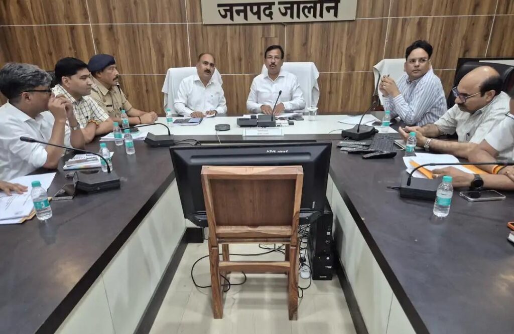 जालौन: जिलाधिकारी की अध्यक्षता में आधार अनुश्रवण समिति की उच्च स्तरीय बैठक, योजनाओं में पारदर्शिता और तेजी लाने के सख्त निर्देश news image जालौन कलेक्ट्रेट सभागार में जनपद स्तरीय आधार अनुश्रवण समिति की समीक्षा बैठक की अध्यक्षता करते जिलाधिकारी राजेश कुमार पांडेय और उपस्थित प्रशासनिक अधिकारी।