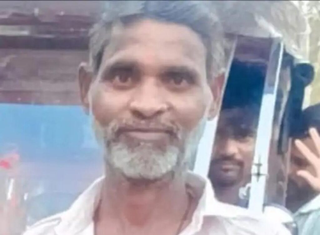 जालौन: उरई में पारिवारिक कलह के बाद रिक्शा चालक ने खाया जहर, इलाज के दौरान तोड़ा दम; परिजनों में कोहराम news image उत्तर प्रदेश के जालौन जिले के उरई स्थित जिला अस्पताल का बाहरी दृश्य, जहाँ जहरीला पदार्थ खाने के बाद रिक्शा चालक को इलाज के लिए लाया गया था।