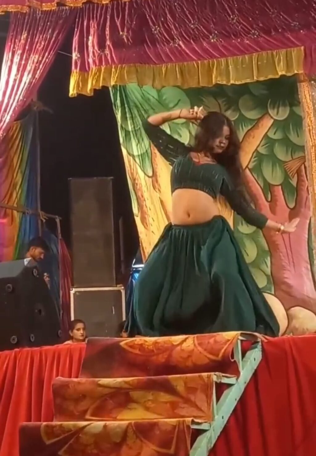 जालौन के कोंच क्षेत्र के जुझारपुरा गांव में धार्मिक रामलीला मंच पर अश्लील गानों पर डांस करतीं बार-बालाएं और नीचे बैठकर वीडियो बनाते ग्रामीणों की वायरल वीडियो स्क्रीनशॉट।
