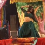 जालौन के कोंच क्षेत्र के जुझारपुरा गांव में धार्मिक रामलीला मंच पर अश्लील गानों पर डांस करतीं बार-बालाएं और नीचे बैठकर वीडियो बनाते ग्रामीणों की वायरल वीडियो स्क्रीनशॉट।