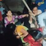 जालौन में विकास कार्य पर भारी पड़ा विवाद: लौना गांव में नाला निर्माण को लेकर महिलाओं में खूनी संघर्ष, कोटेदार पर घर में घुसकर अभद्रता का आरोप, वीडियो वायरल जालौन के ग्राम लौना में नाला निर्माण विवाद के दौरान दो पक्षों की महिलाओं के बीच सड़क पर होती हिंसक झड़प और मारपीट का सोशल मीडिया पर वायरल वीडियो स्क्रीनशॉट।