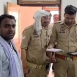 जालौन: कदौरा ब्लॉक कार्यालय में खूनी संघर्ष; मनरेगा पटल पर कंप्यूटर ऑपरेटर ने रोजगार सेवक का सिर फोड़ा, भ्रष्टाचार के आरोप कदौरा विकास खंड कार्यालय में मनरेगा पटल पर घायल ग्राम रोजगार सेवक ब्रजेन्द्र कुमार, जिनके सिर पर पट्टी बंधी है और पृष्ठभूमि में पुलिस बल व ब्लॉक कर्मचारी मौजूद हैं।
