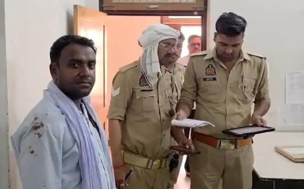 जालौन: कदौरा ब्लॉक कार्यालय में खूनी संघर्ष; मनरेगा पटल पर कंप्यूटर ऑपरेटर ने रोजगार सेवक का सिर फोड़ा, भ्रष्टाचार के आरोप news image कदौरा विकास खंड कार्यालय में मनरेगा पटल पर घायल ग्राम रोजगार सेवक ब्रजेन्द्र कुमार, जिनके सिर पर पट्टी बंधी है और पृष्ठभूमि में पुलिस बल व ब्लॉक कर्मचारी मौजूद हैं।