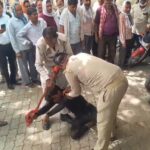 जालौन में खाकी शर्मसार: कोंच तहसील परिसर में तहसीलदार की सुरक्षा में तैनात होमगार्डों ने मानसिक रूप से कमजोर युवक को बेरहमी से पीटा, वीडियो वायरल उत्तर प्रदेश के जालौन जिले की कोंच तहसील परिसर में तहसीलदार की सुरक्षा में तैनात होमगार्ड जवानों द्वारा एक मानसिक रूप से कमजोर युवक को जमीन पर गिराकर लात-घूंसों से बेरहमी से पीटते हुए कैमरे में कैद दृश्य।