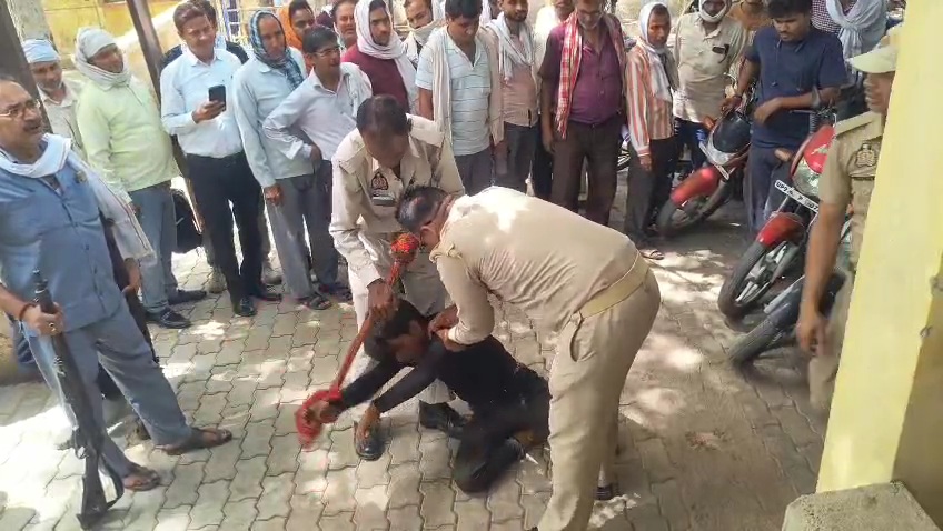 जालौन में खाकी शर्मसार: कोंच तहसील परिसर में तहसीलदार की सुरक्षा में तैनात होमगार्डों ने मानसिक रूप से कमजोर युवक को बेरहमी से पीटा, वीडियो वायरल news image उत्तर प्रदेश के जालौन जिले की कोंच तहसील परिसर में तहसीलदार की सुरक्षा में तैनात होमगार्ड जवानों द्वारा एक मानसिक रूप से कमजोर युवक को जमीन पर गिराकर लात-घूंसों से बेरहमी से पीटते हुए कैमरे में कैद दृश्य।