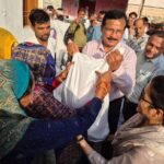 जालौन के कुसमिलिया गांव में भीषण अग्निकांड: 25 परिवारों के आशियाने खाक, जिलाधिकारी ने खुद संभाली कमान, बांटी राहत सामग्री उत्तर प्रदेश के जालौन जिले के कुसमिलिया गांव में भीषण आग लगने के बाद जले हुए मकानों का निरीक्षण करते जिलाधिकारी राजेश कुमार पाण्डेय और प्रशासनिक अधिकारी, साथ में राहत सामग्री प्राप्त करते पीड़ित ग्रामीण।